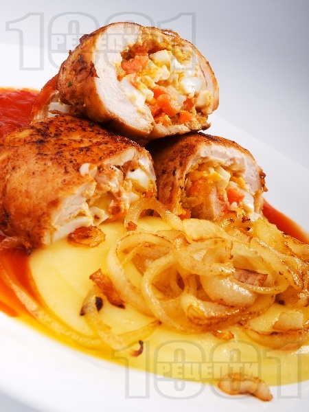 Печени пилешки руладини от филе, пълнени с варени яйца, морков и кисели краставички върху картофено пюре - снимка на рецептата